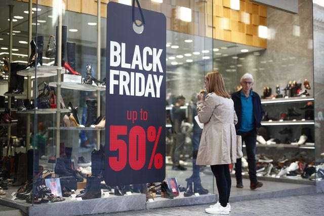 Black Friday: Ο τζίρος, οι τάσεις, οι “παγίδες” και το “σήμα” για στήριξη των ελληνικών καταστημάτων