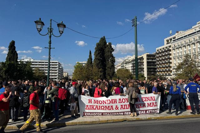 Εποχικοί πυροσβέστες: Μπροστά στη Βουλή μετά το ξύλο – “Εδώ και τώρα μονιμότητα”