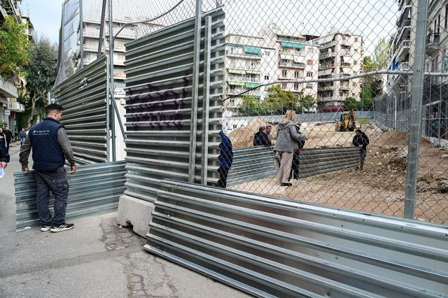 Απομάκρυνση των λαμαρίνων στο εργοτάξιο της πλατείας Εξαρχείων