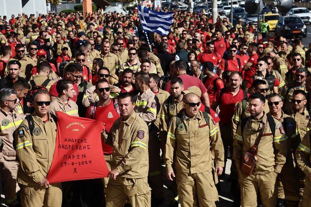 Κοινή τροπολογία από κόμματα της αντιπολίτευσης για τους εποχικούς πυροσβέστες