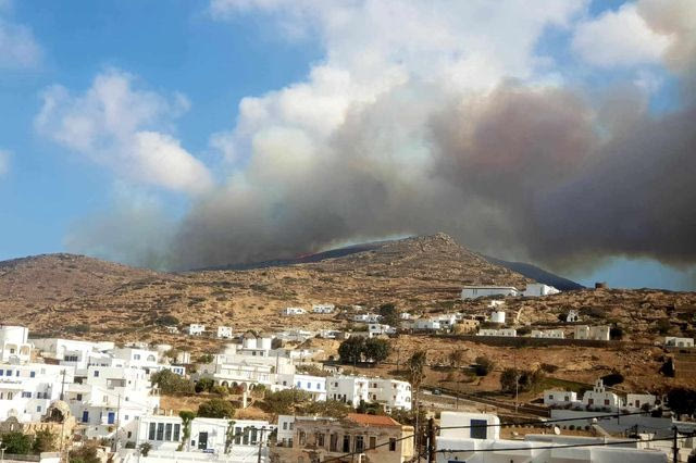 Μεγάλη φωτιά στην Ίο – Δεν υπάρχουν πυροσβέστες στο νησί