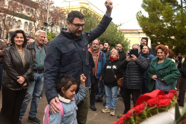 Ο Νάσος Ηλιόπουλος με τη μικρή Θάλεια καταθέτουν στεφάνι για το Πολυτεχνείο