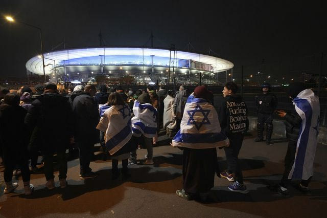 Ισραηλινοί οπαδοί έξω από το "Σταντ ντε Φρανς"