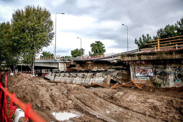 Κακοκαιρία Bora, κατάρρευση γέφυρας στη Θεσσαλονίκη