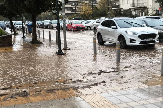 Κακοκαιρία “Alexandros”: Πλημμύρισε προαύλιο σχολείου στην Πάτρα