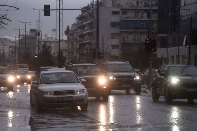 Αυτοκίνητα στην βροχή (Φωτογραφία Αρχείου)