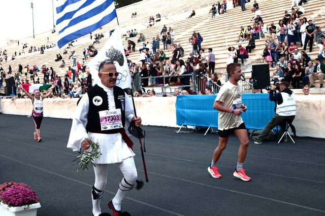 Έκλεψαν τη φουστανέλα δρομέα λίγο πριν τον Μαραθώνιο – Η αμοιβή που προσφέρει