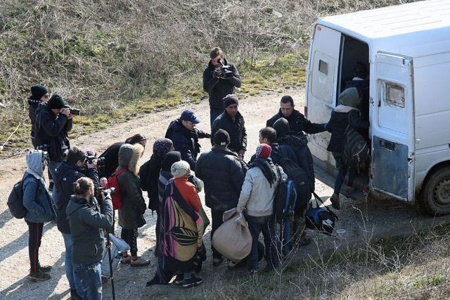 ΕΣΠ: Πρόσφυγες κρατούνται χωρίς νερό και δέχονται κάθε είδους βία στα ελληνικά σύνορα