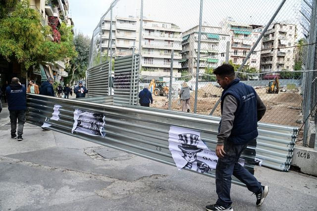 Μετακίνηση λαμαρινών από τα έργα του Μετρό στα Εξάρχεια