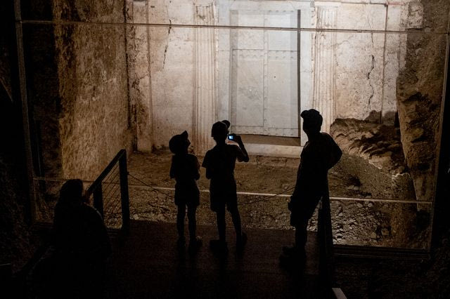 Στιγμιότυπο από τον αρχαιολογικό χώρο των Αιγών.