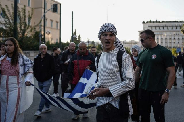 Πολυτεχνείο: Παλαιστίνιοι κρατούν την εμβληματική σημαία της εξέγερσης – Φωτογραφίες, βίντεο