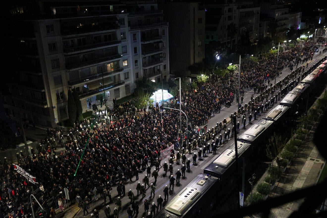 Πολυτεχνείο: Μαζική συμμετοχή στη μεγαλειώδη πορεία – 150 προσαγωγές και 7 συλλήψεις