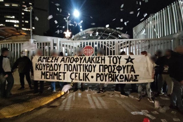 Παρέμβαση του Ρουβίκωνα έξω από το υπουργείο Προστασίας του Πολίτη – 20 προσαγωγές