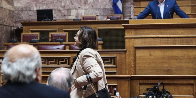 Η Γεωργία Αδειλίνη αποχωρεί κατά την ομιλία του Αλέξη Τσίπρα