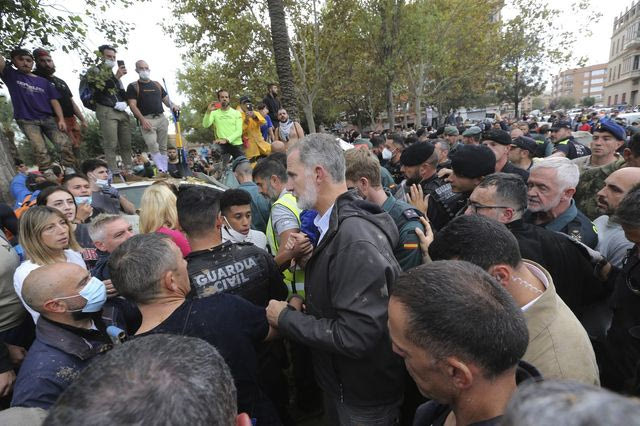 Οργή των πλημμυροπαθών κατά του βασιλιά Φίλιππου