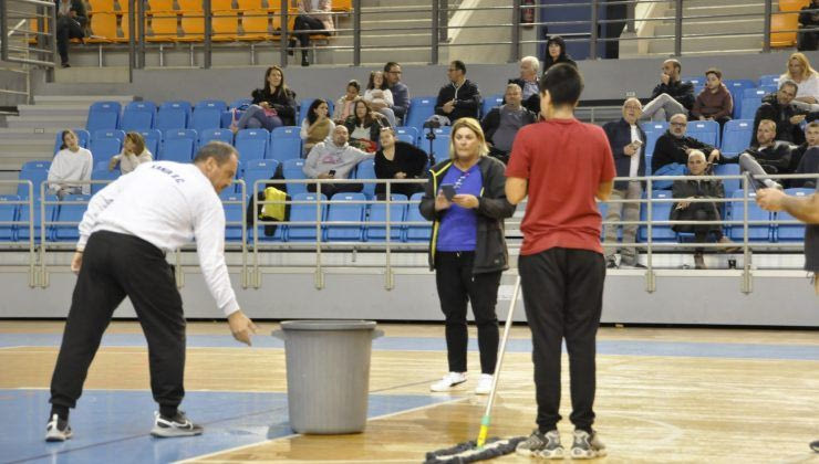 Χανιά: Γέμισε νερά το κλειστό γήπεδο του Κλαδισού από τη βροχή – Διακόπηκε αγώνας