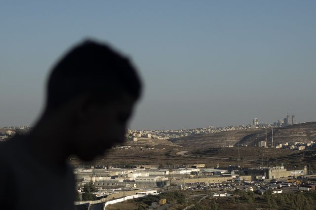 Παλαιστίνιος στέκεται σε λόφο με θέα τη φυλακή Ofer του Ισραήλ, κοντά στην πόλη Ραμάλα της Δυτικής Όχθης