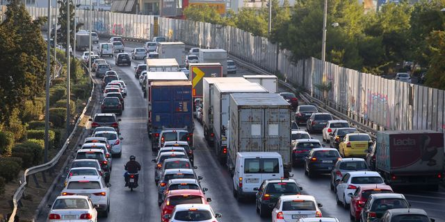 Κίνηση στους δρόμους: Μεγάλες καθυστερήσεις σε Κηφισό και Αττική Οδό – LIVE ΧΑΡΤΗΣ