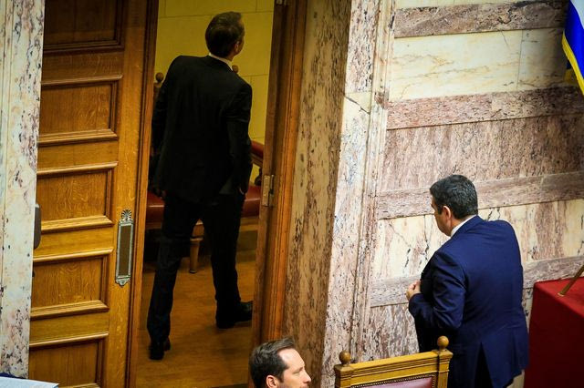 Μητσοτάκης: Έφυγε εσπευσμένα από τη Βουλή, λόγω πόνου στη μέση