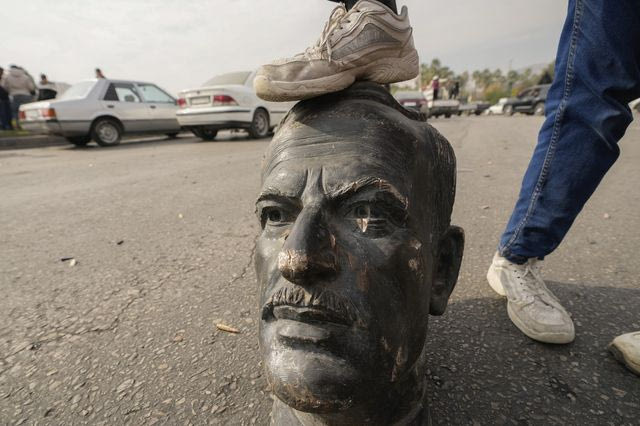 Σπασμένη προτομή του Χαφέζ Άσαντ