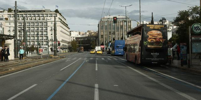 Έρημη πόλη η Αθήνα τα Χριστούγεννα – Εικόνες από την άδεια πρωτεύουσα