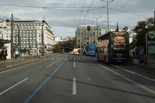 Έρημη πόλη η Αθήνα τα Χριστούγεννα – Εικόνες από την άδεια πρωτεύουσα