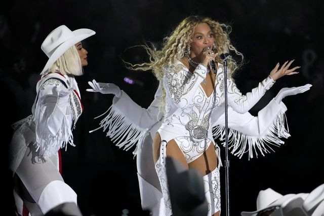 Η Beyoncé στο ημίχρονο του αγώνα Houston Texans εναντίον των Baltimore Raven για το NFL