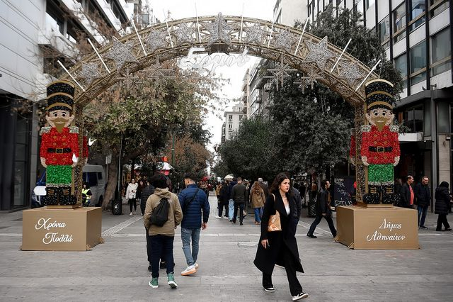 Παραμονή Χριστουγέννων: Τι ώρα κλείνουν καταστήματα, εμπορικά κέντρα και σούπερ μάρκετ