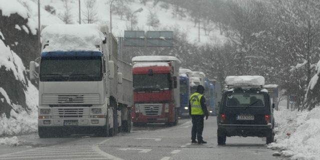 Κακοκαιρία: Άρση της απαγόρευσης κυκλοφορίας φορτηγών – Υποχρεωτικές οι αλυσίδες