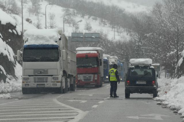 Κακοκαιρία: Άρση της απαγόρευσης κυκλοφορίας φορτηγών – Υποχρεωτικές οι αλυσίδες