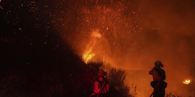 Πυρκαγιά στο Μαλιμπού: Πάνω από 3.000 στρέμματα έχουν γίνει στάχτη – Εκκένωσαν 20.000 κάτοικοι