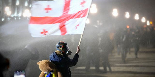 Γεωργία: Νέα νύχτα μαζικών διαδηλώσεων – Συγκρούσεις με την αστυνομία