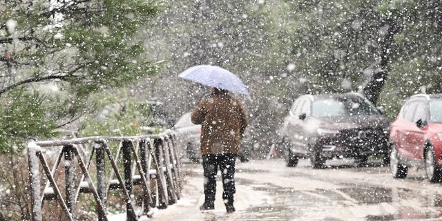 Χιονόπτωση στα βόρεια προάστια της Αττικής.