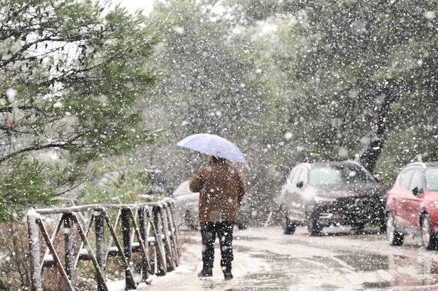 Χιονόπτωση στα βόρεια προάστια της Αττικής.