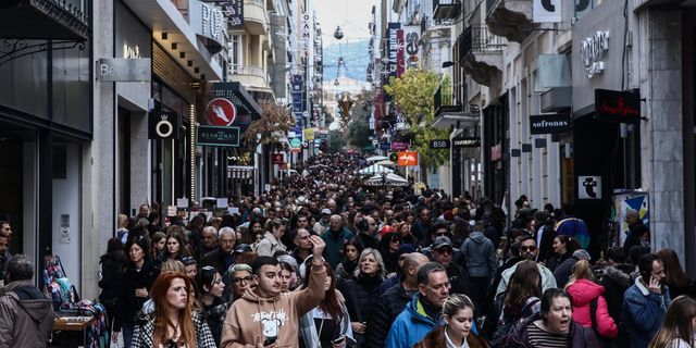 Κόσμος στα καταστήματα της Ερμού