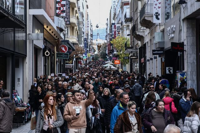 Κόσμος στα καταστήματα της Ερμού