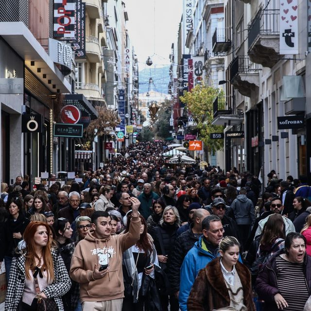 Κόσμος στα καταστήματα της Ερμού