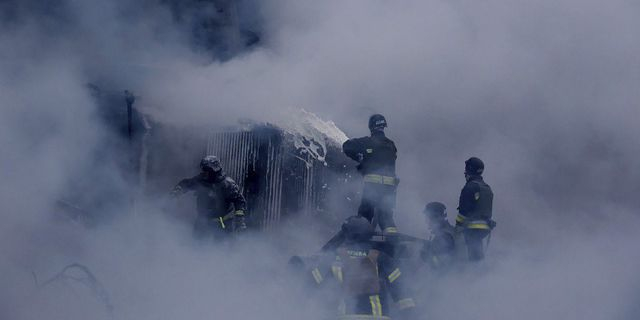 Πυροσβεστικές δυνάμεις επιχειρούν για την κατάσβεση φωτιάς μετά από πυραυλική επίθεση