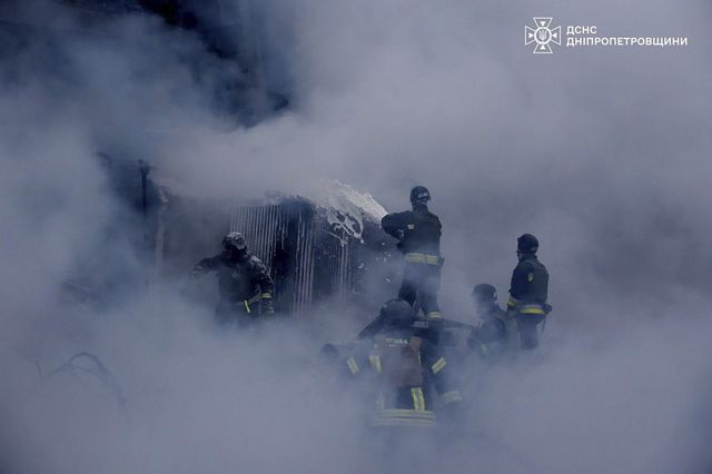 Πυροσβεστικές δυνάμεις επιχειρούν για την κατάσβεση φωτιάς μετά από πυραυλική επίθεση