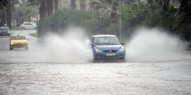 Προβλήματα από την έντονη βροχόπτωση στην Αττική – Διακοπή κυκλοφορίας στη Λ. Ποσειδώνος