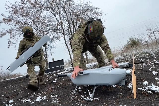 Ρώσοι στρατιώτες συναρμολογούν drone, φωτογραφία αρχείου