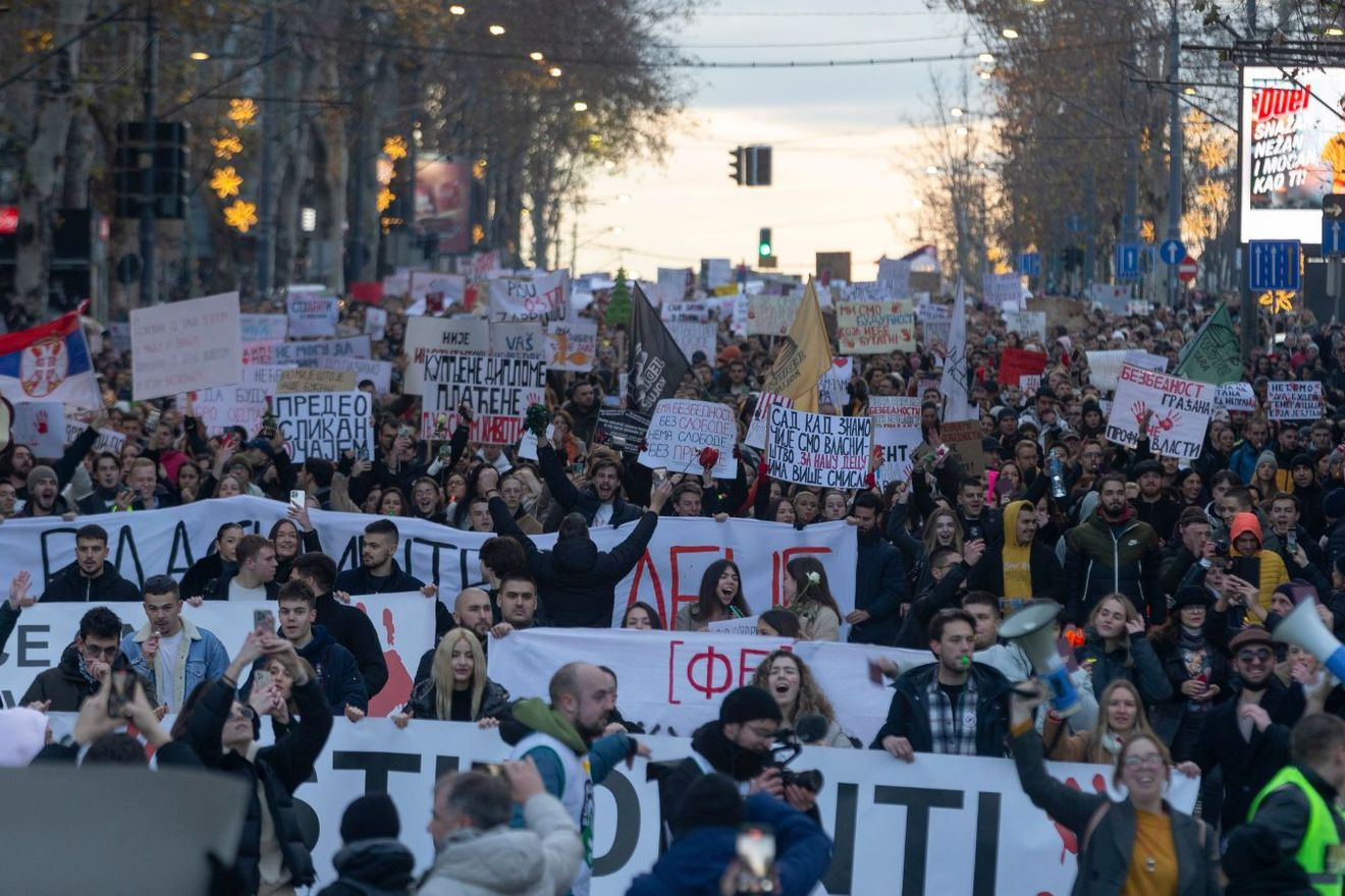 Οι Σέρβοι δεν ξεχνούν το Νόβι Σαντ: Μια από τις μεγαλύτερες διαδηλώσεις της δεκαετίας