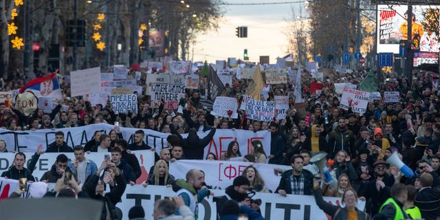 Οι Σέρβοι δεν ξεχνούν το Νόβι Σαντ: Μια από τις μεγαλύτερες διαδηλώσεις της δεκαετίας