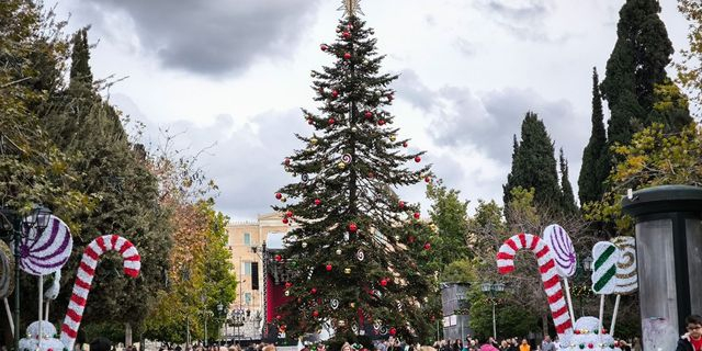 Γιορτινή ατμόσφαιρα σε Αθήνα και Θεσσαλονίκη – Πού έκαναν “λευκά” Χριστούγεννα