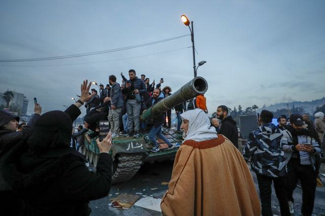 Συνοδευόμενος από ενόπλους, ο πρωθυπουργός της Συρίας παραδίδει την εξουσία στους αντάρτες