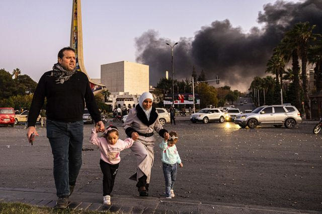 Σύροι επιστρέφουν στη Δαμασκό μετά την φυγή του Άσαντ