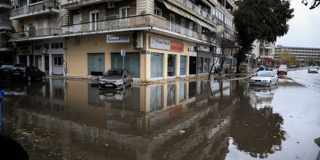 Κακοκαιρία Bora: Επιχείρηση απεγκλωβισμού δυο ατόμων στη Σιθωνία