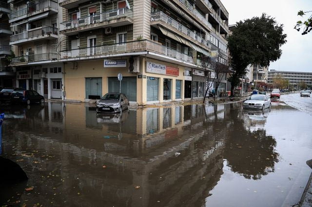 Κακοκαιρία Bora: Επιχείρηση απεγκλωβισμού δυο ατόμων στη Σιθωνία