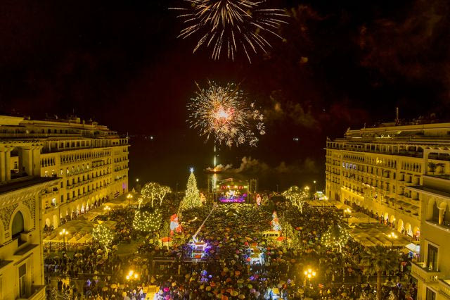 Θεσσαλονίκη: Φωταγωγήθηκε το χριστουγεννιάτικο δέντρο στην πλατεία Αριστοτέλους