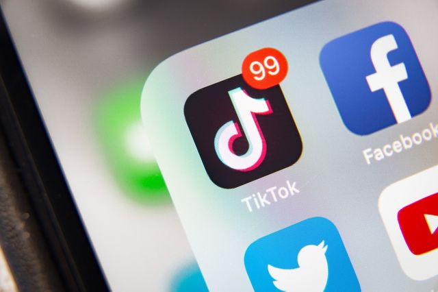 Το εικονίδιο του tiktok σε smartphone